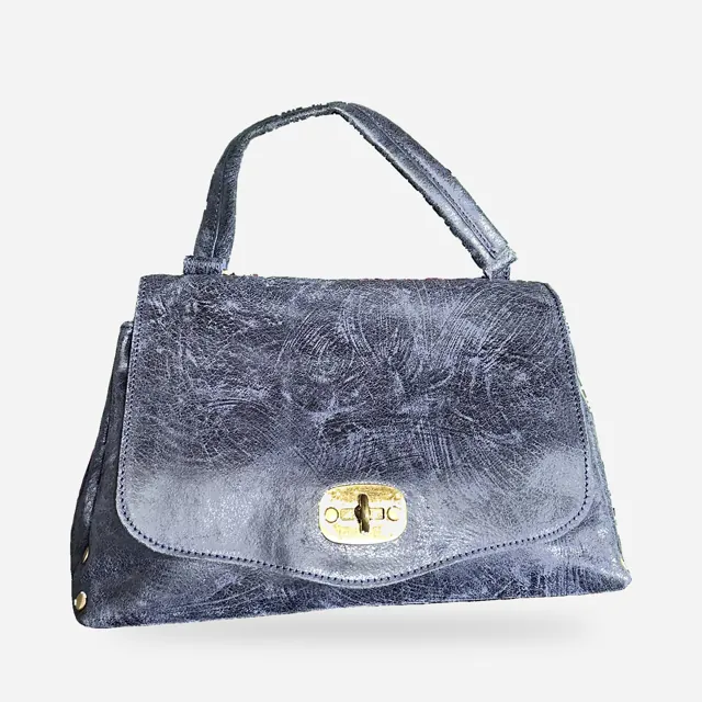 Una borsa su fondo bianco, foto per il negozio online