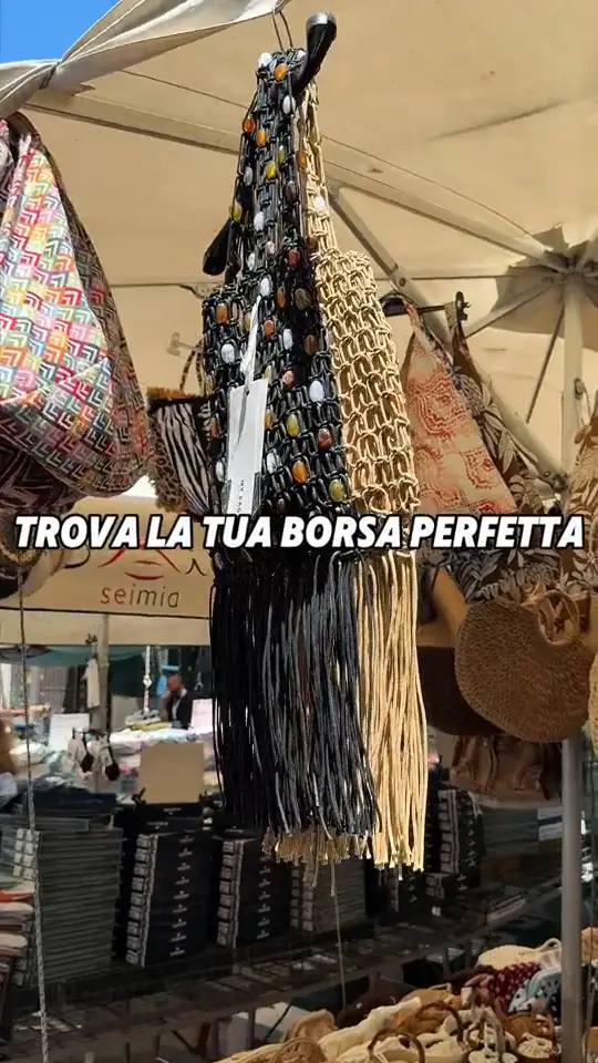 Il banco di Bags Vision, pieno di borse, dall'alto e da vicino
