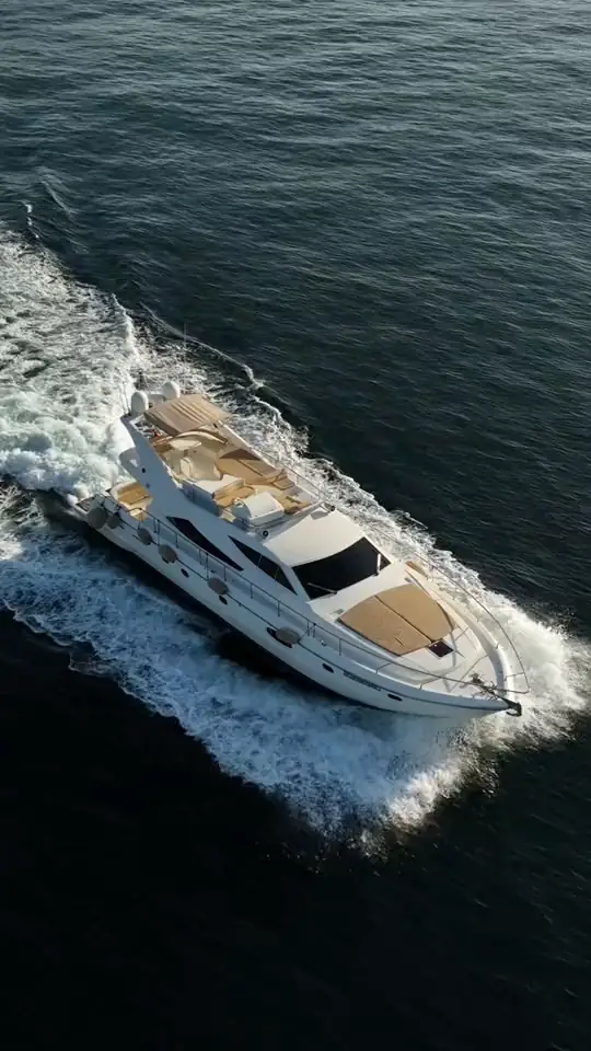 Lo yacht ripreso dall'alto mentre naviga nel golfo