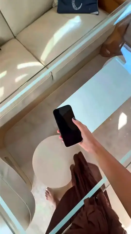 Il telefono si posa sul tavolo, la giornata in barca vola, e lo si riprende alle sei di sera