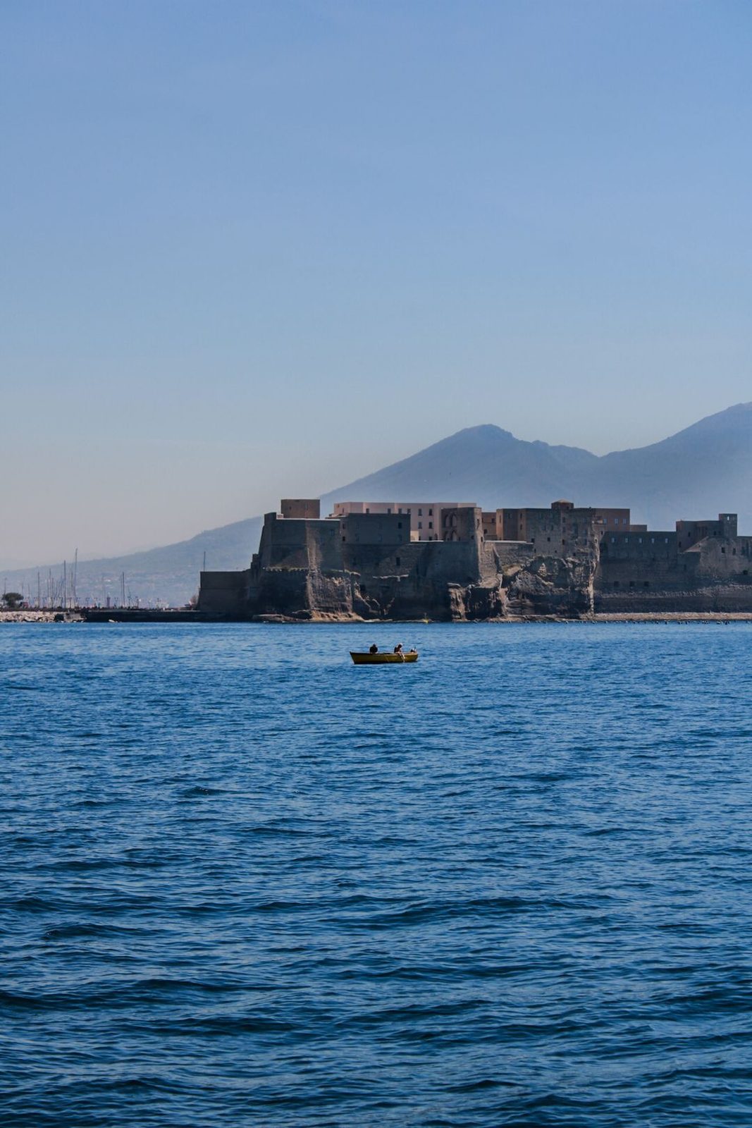 Castel dell'Ovo e una barca nel golfo di Napoli