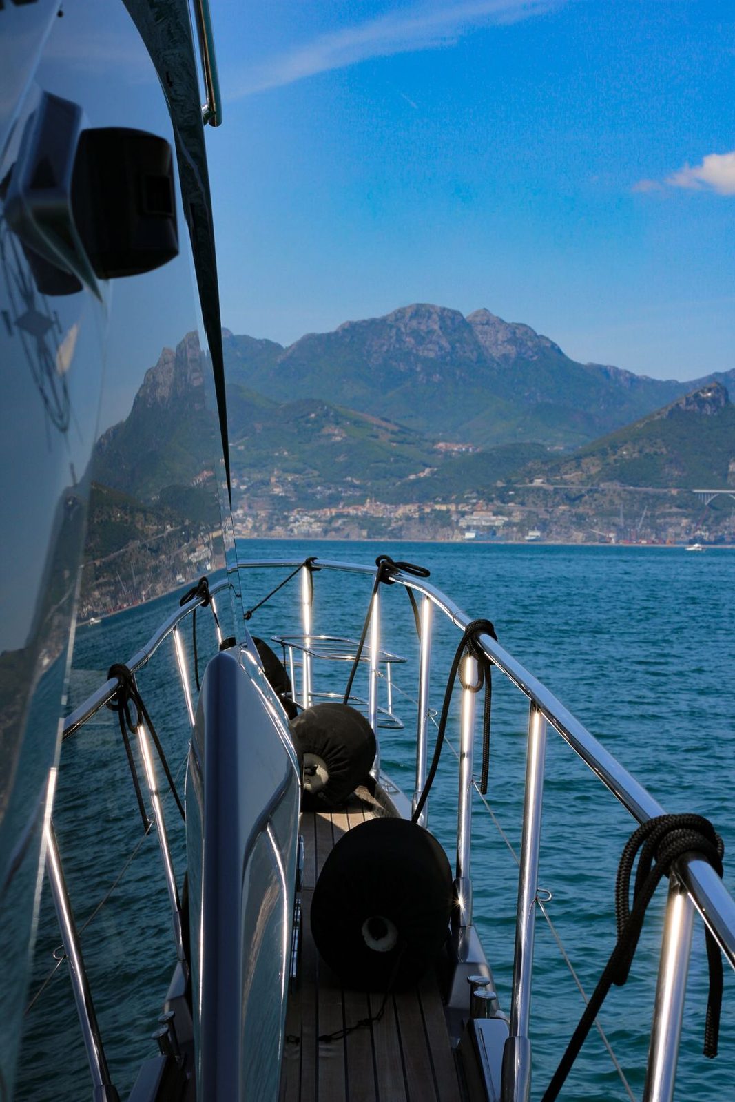 Dalla prua di uno yacht verso la costa