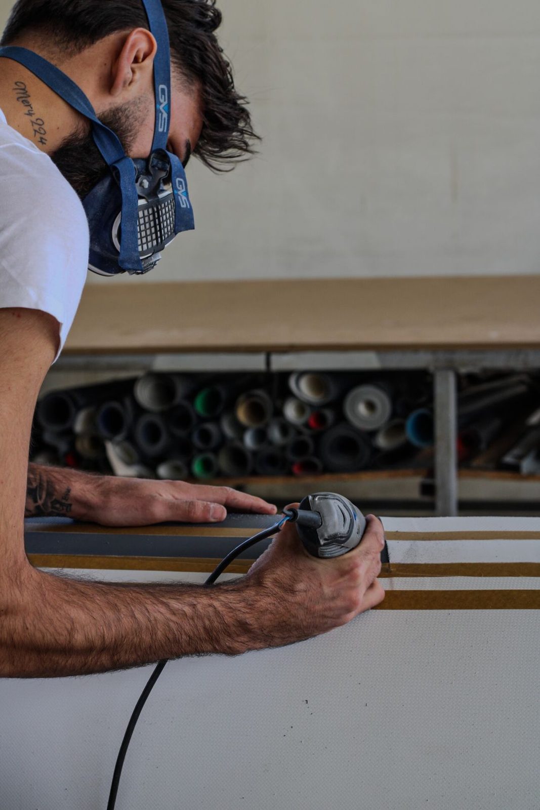 Artigiano al lavoro in officina