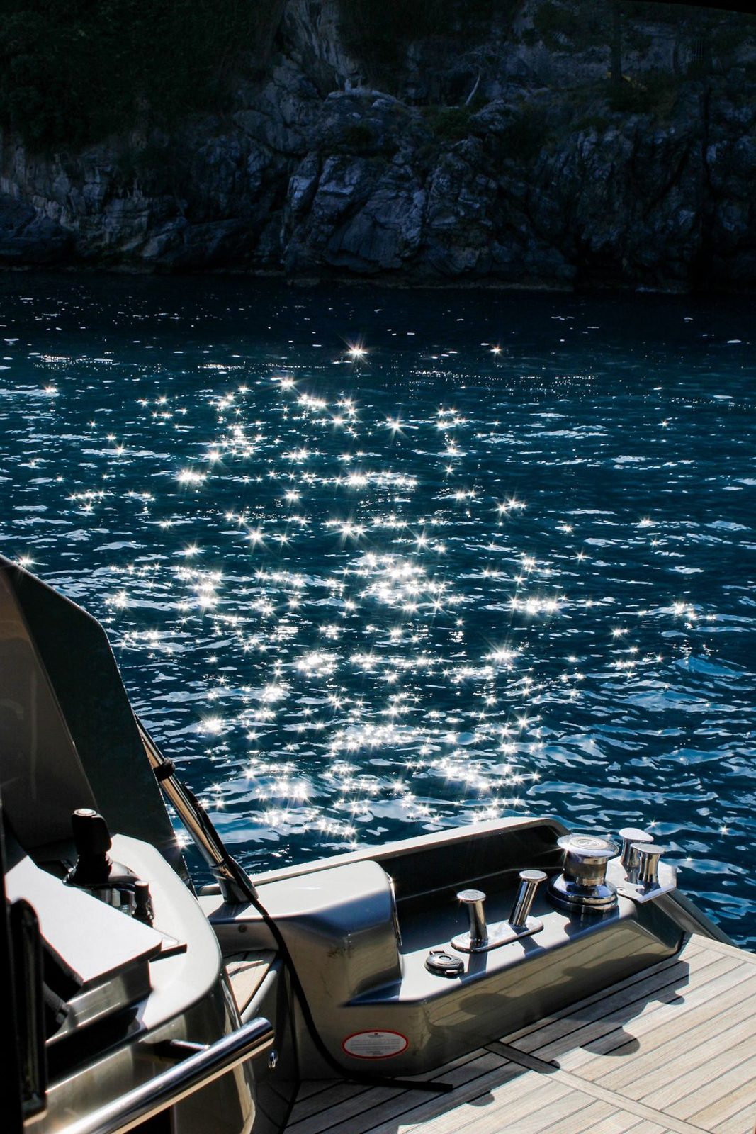 Riflessi di sole sul mare dalla poppa