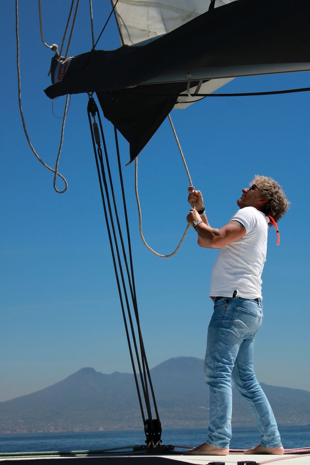 A bordo di una barca a vela con il Vesuvio sullo sfondo