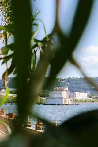 La Casina Vanvitelliana sul lago Fusaro, intravista fra le foglie