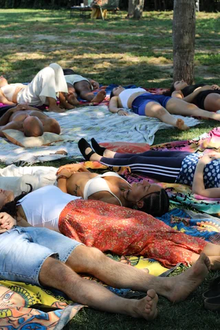 Partecipanti distesi sui teli colorati durante il rilassamento finale