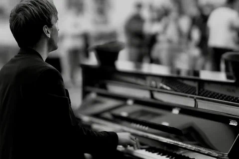 Un pianista ripreso di spalle mentre suona