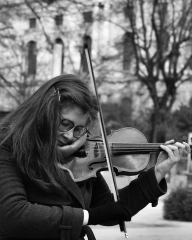 Un violinista di strada durante l'esecuzione