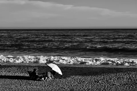 Un ombrellone solitario su una spiaggia deserta