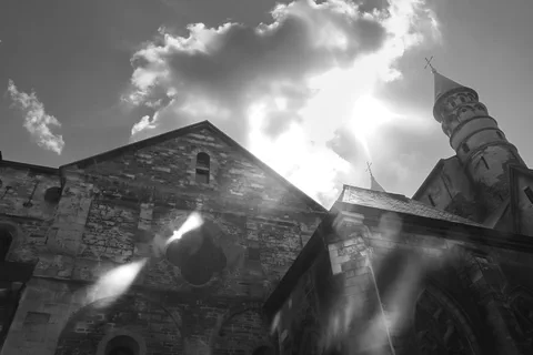 L'interno di una chiesa attraversato da un fascio di luce