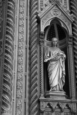 Dettaglio architettonico di una facciata storica in bianco e nero